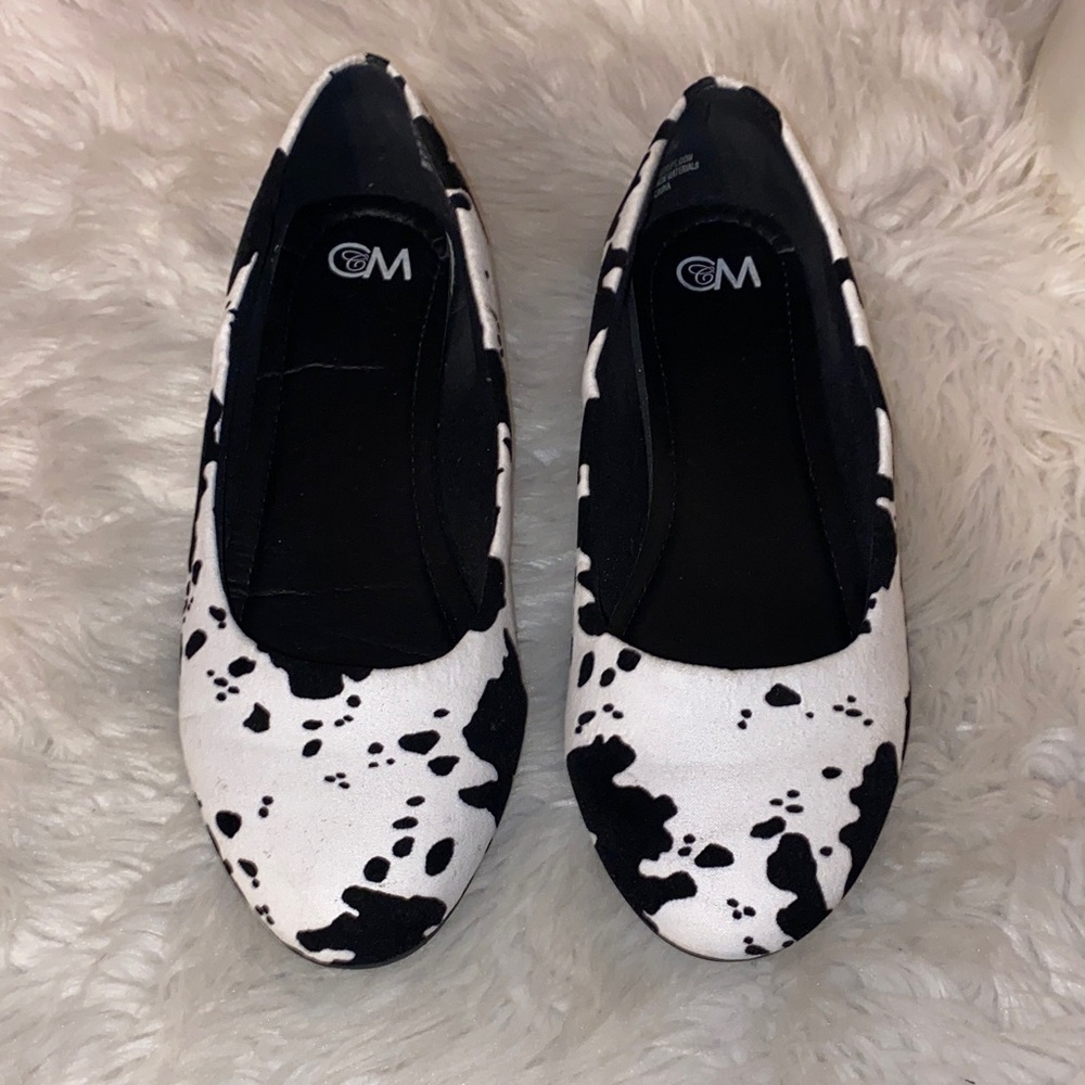 Chelsea Moreland Women's Black and White Cow Print Ballerina Flats